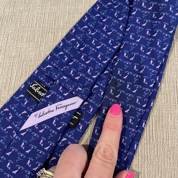Jumping dolphin Ferragamo tie - Picture 4 of 5
